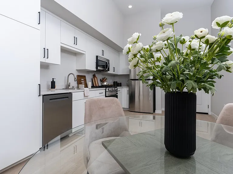Downtown Ontario Luxury Apartments — Photo 22