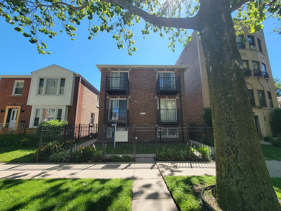 7411 N Claremont Ave #2W