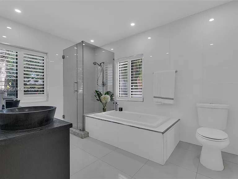 549 NE 12th Ave — Photo 30