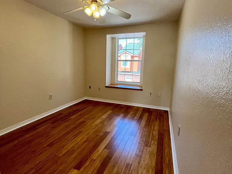 908 Laura St — Photo 14
