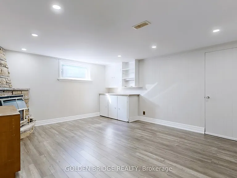 438 Centre St E — Photo 19