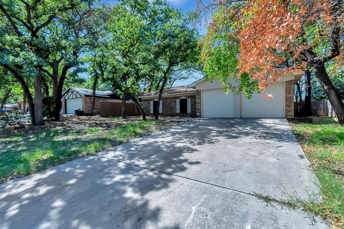 Building Photo - 821 Timberoaks Dr
