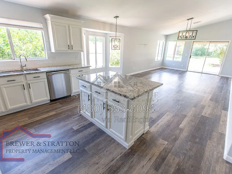 689 W Constitution Dr — Photo 11