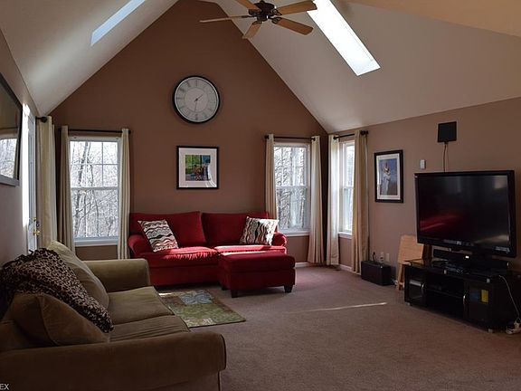 3rd image of 165 Creekside Dr