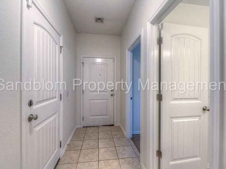 10418 S James St — Photo 3