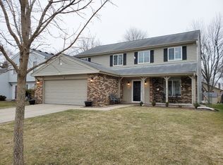 13 Manchester Ln, Vernon Hills, IL
