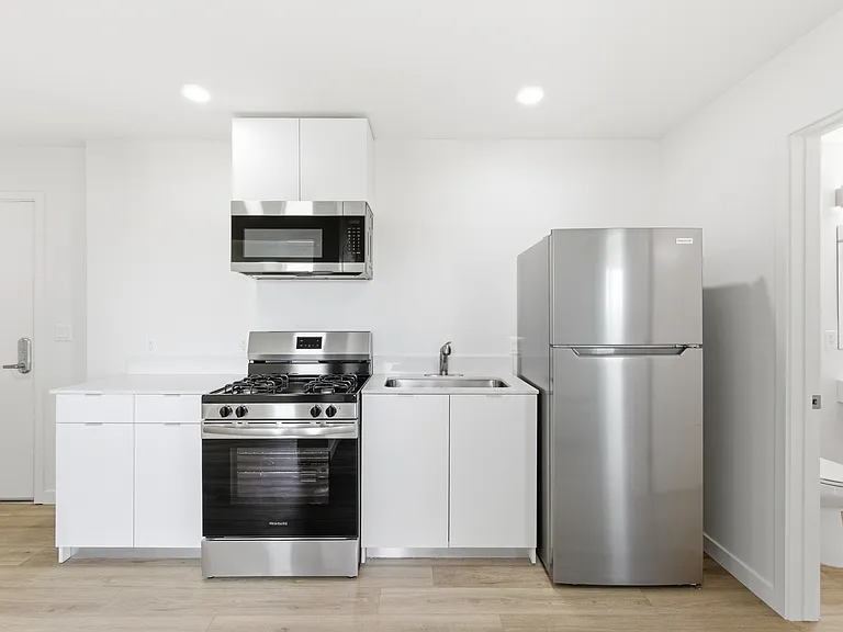 7655 1/2 S San Pedro St #102 — Photo 2