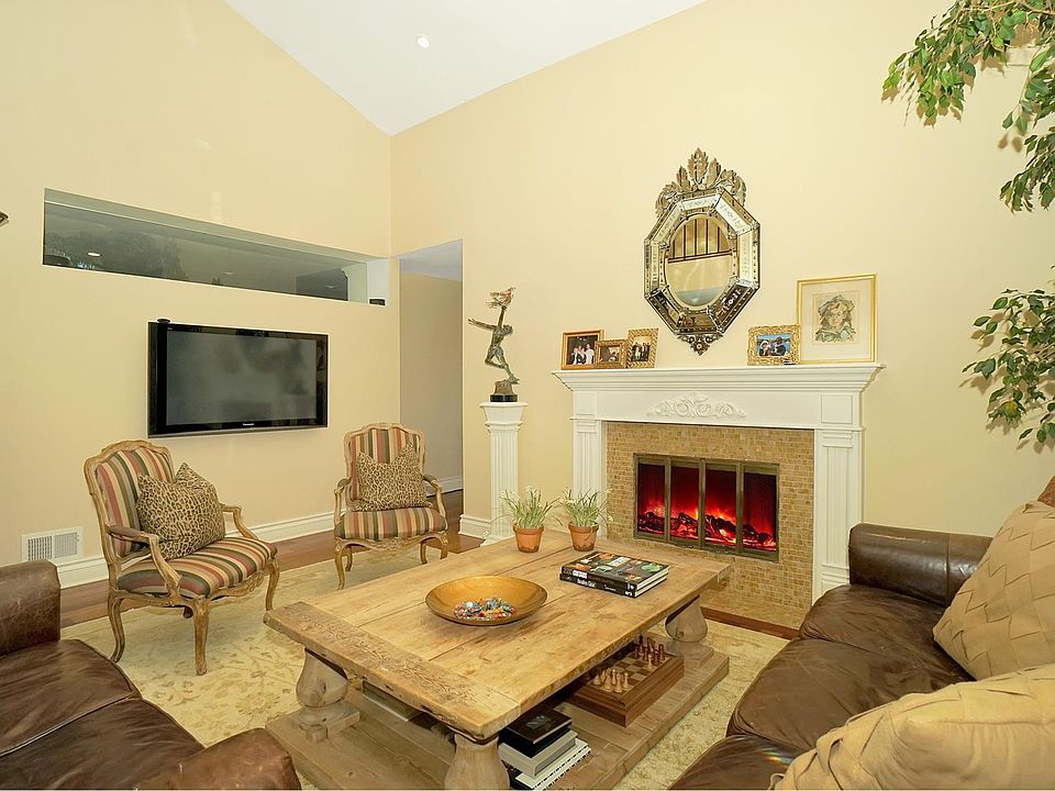 1st image of 144 Golf View Dr