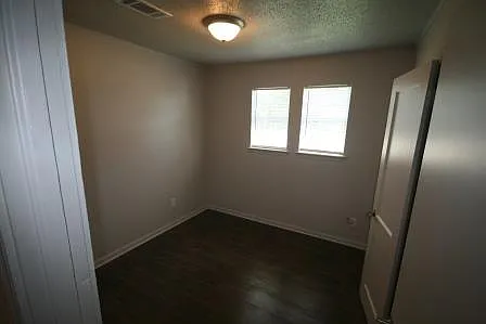 2505 Rose Dr — Photo 3
