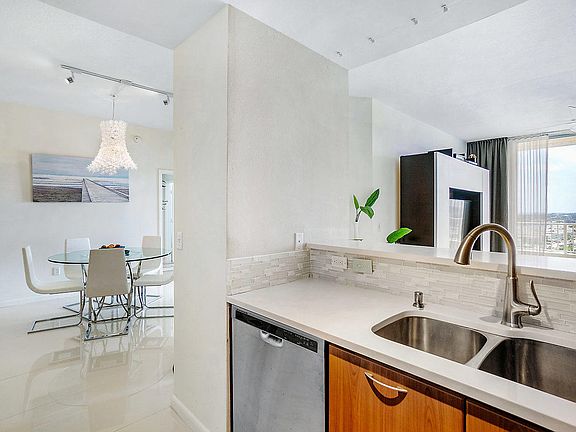 4th image of 625 Casa Loma Blvd Unit 1608