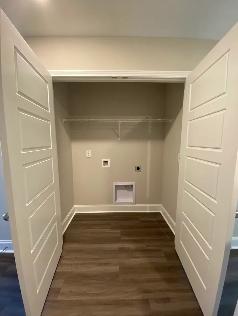 1020 Glenkirk Drive - B — Photo 2