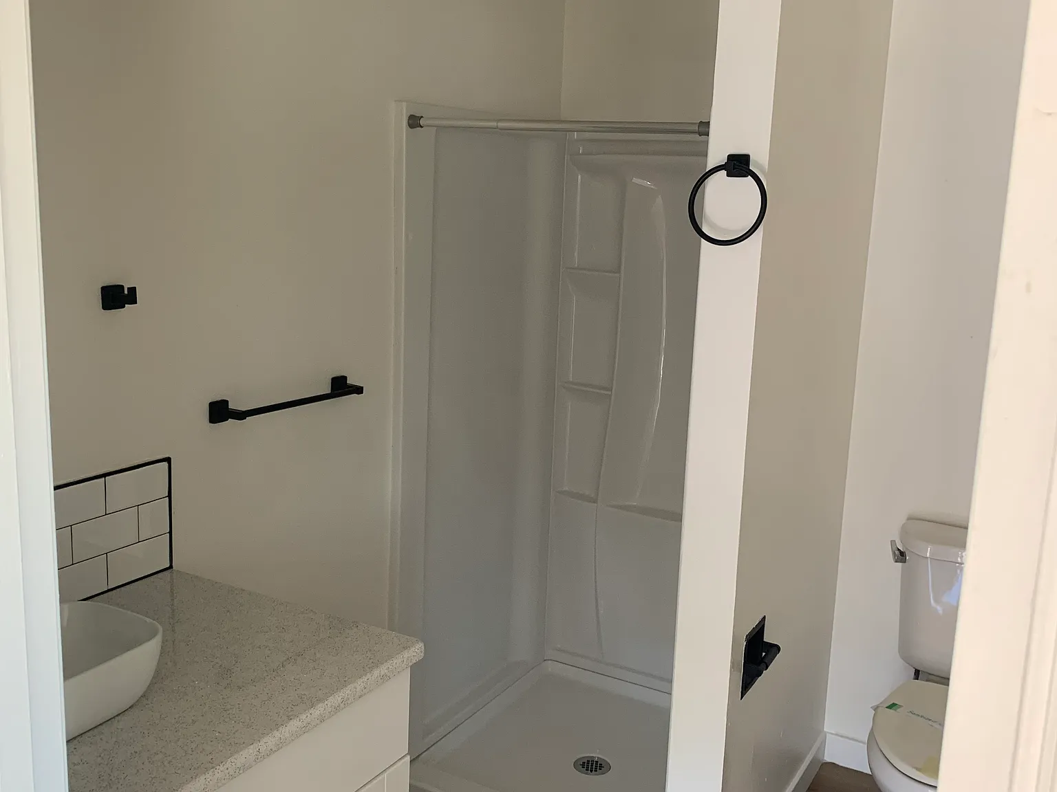 Remodeled 1 Bed/ 1 Bath Apartment — Photo 4