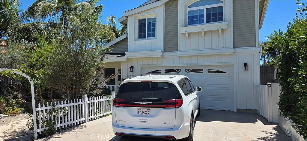 3 bed, 2.5 bath, 2097 sqft, $7,950 — Photo 2