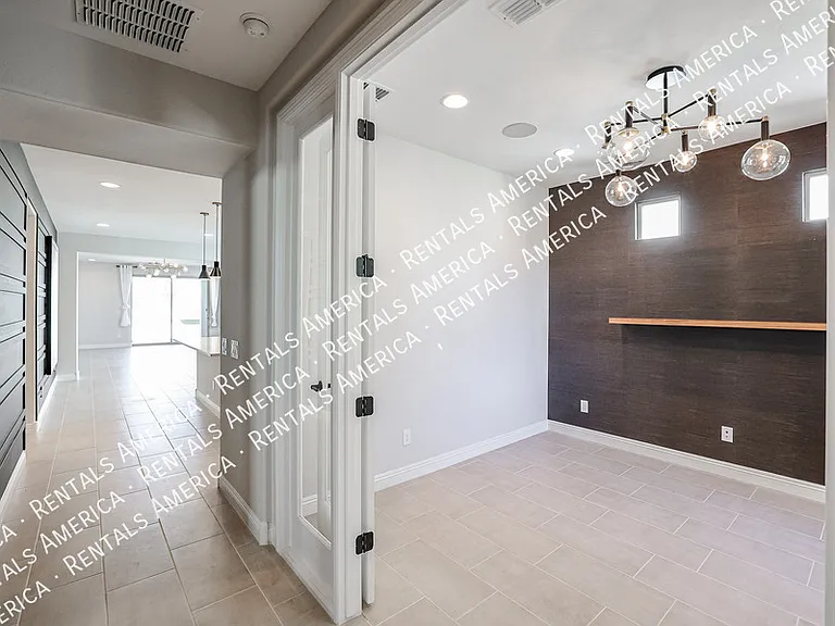 8817 W Luke Ave — Photo 4