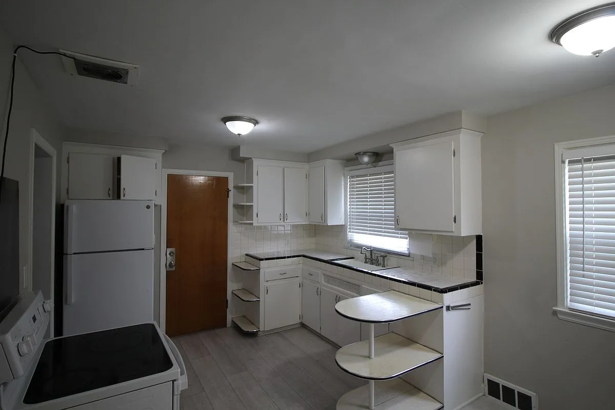 2 bed, 1.0 bath, 1200 sqft, $1,700 — Photo 2