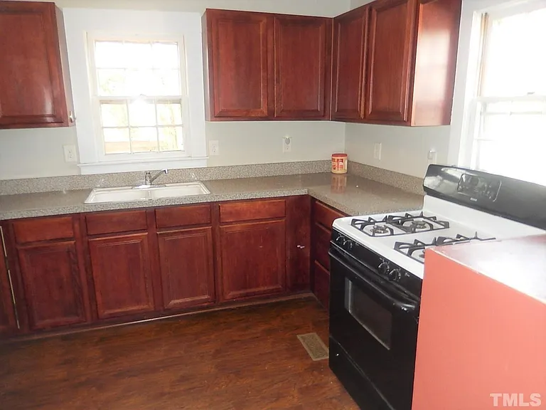1015 Oberlin Rd — Photo 6