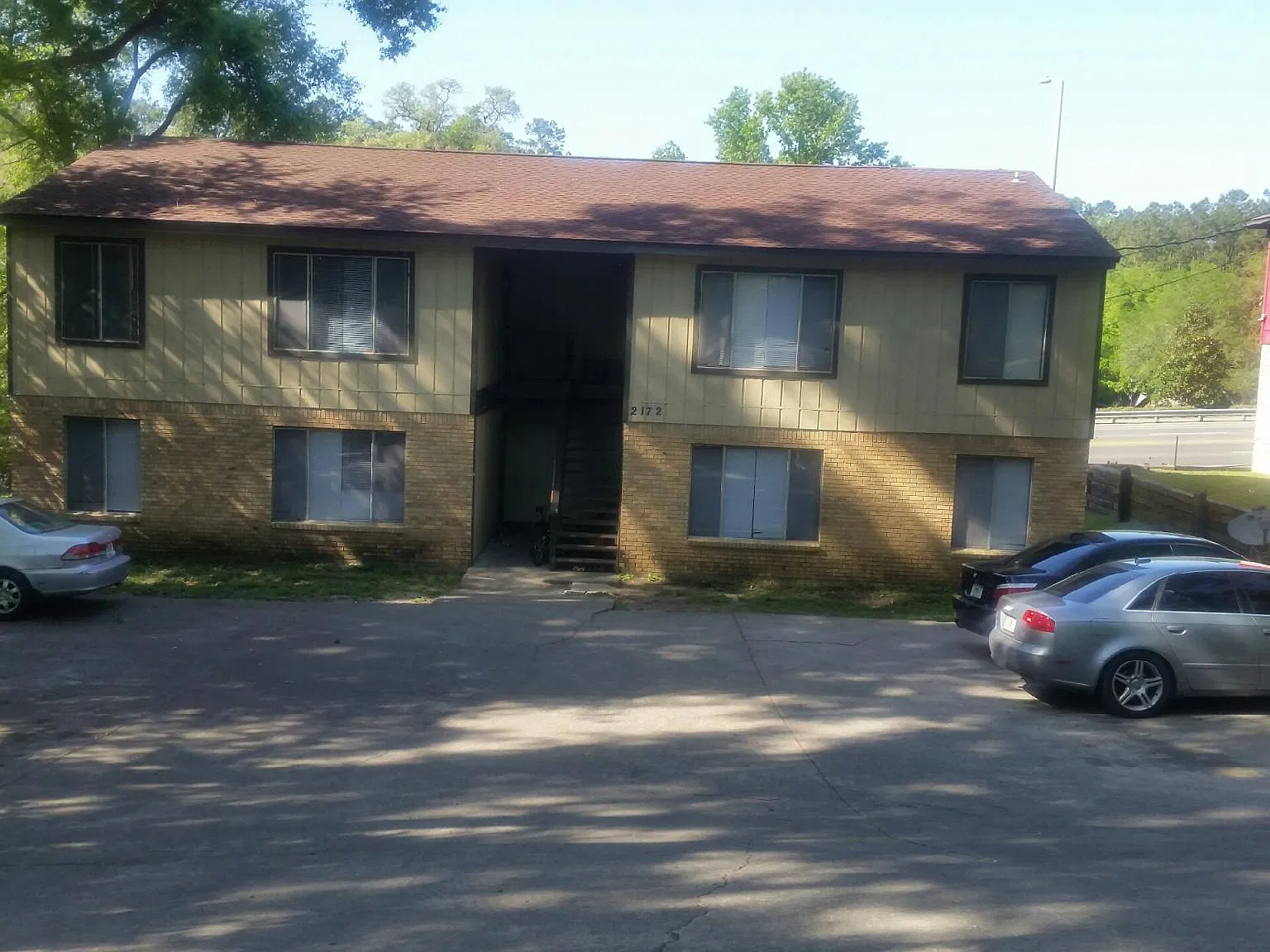 2172 Claremont Ln — Photo 2