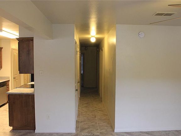 4th image of 905 Balcones Dr APT 103
