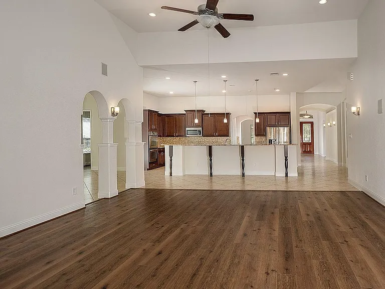 46 Caprice Bend Pl — Photo 8