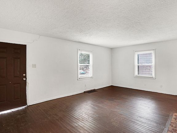 2nd image of 3636 N Lasalle St