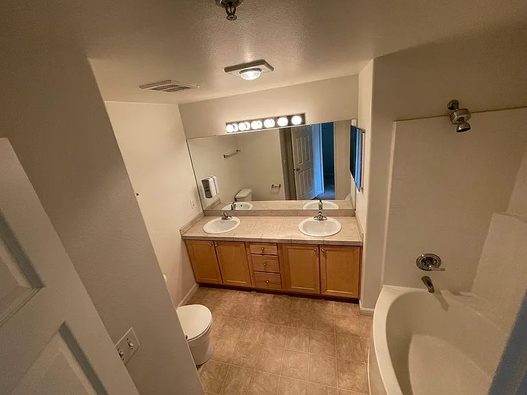 750 NW 185th Ave — Photo 11
