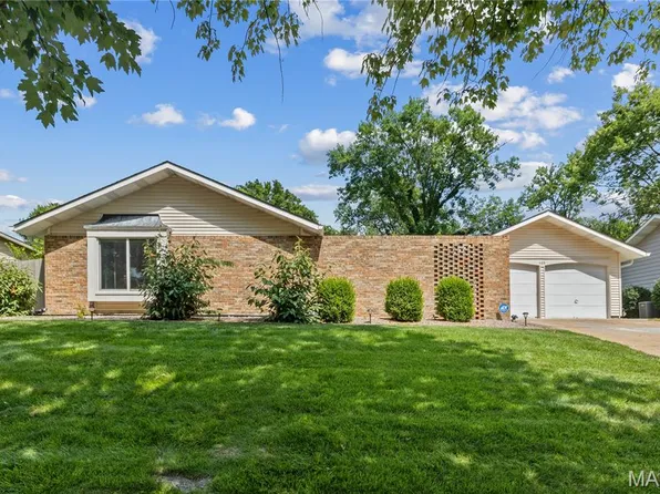 486 Ironwood Dr, Ballwin, MO 63011