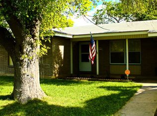 215 W Nueces St, Uvalde, TX 78801