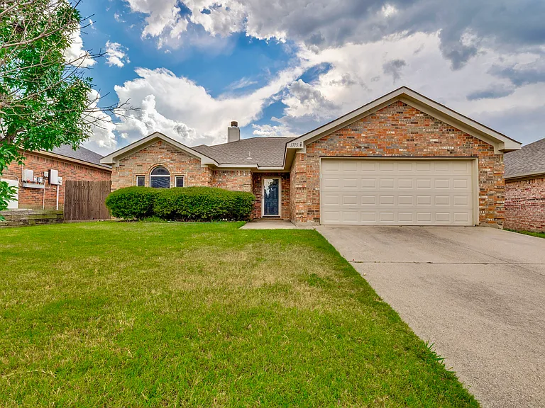 1715 Treasure Cay Dr — Photo 1