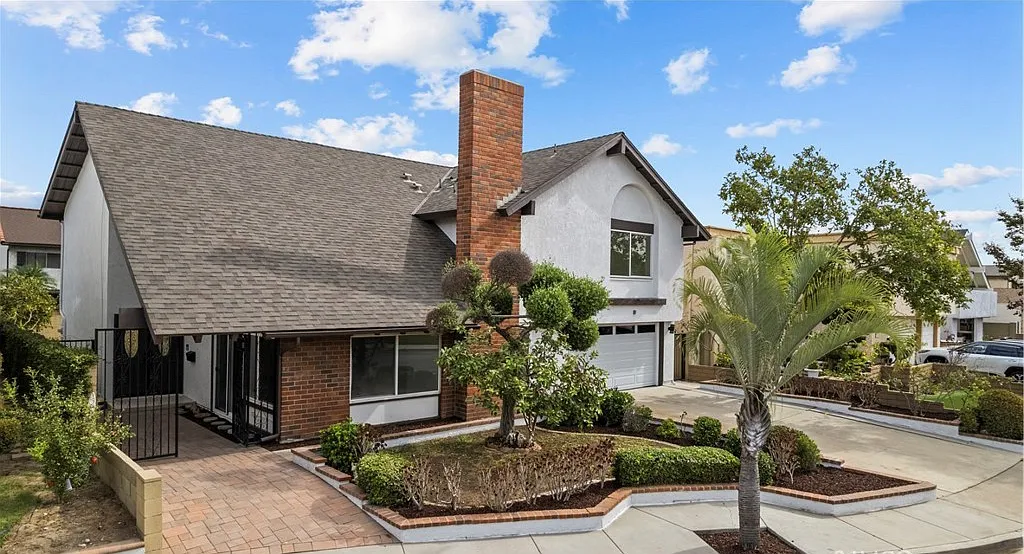 4 bed, 2.5 bath, 2629 sqft, $5,490 — Photo 1