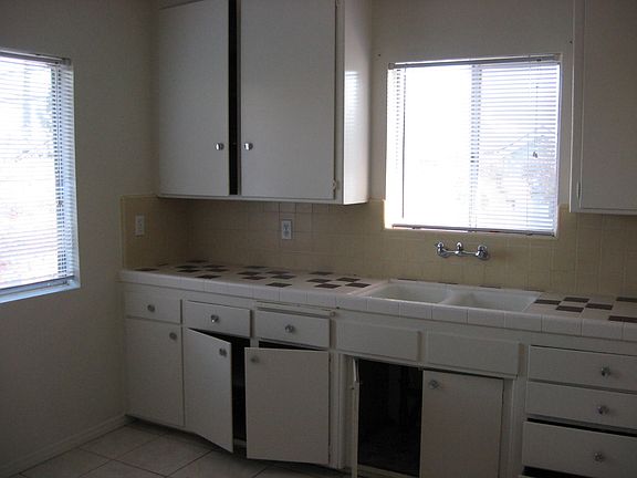 2nd image of 133 E 21st St