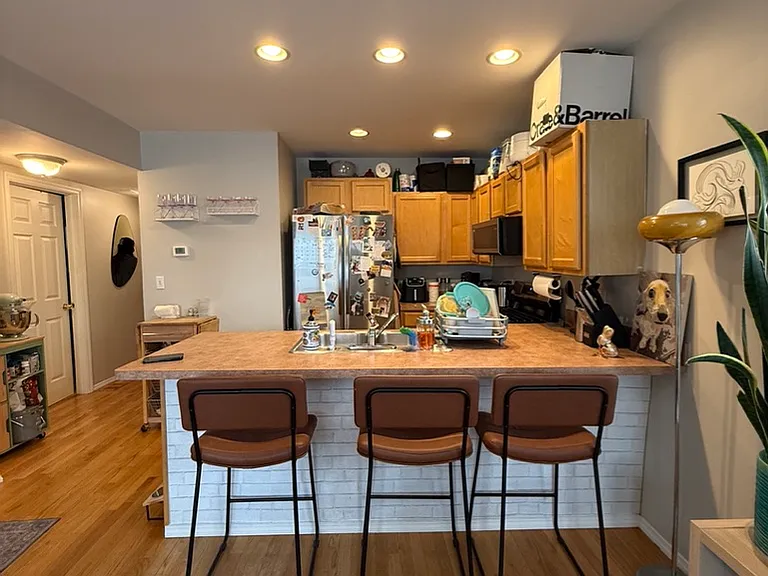 1642 W Fletcher St #1 — Photo 2