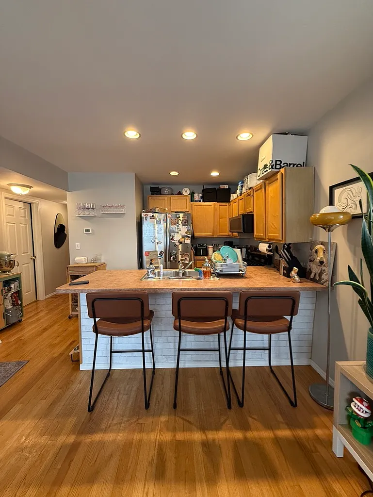 Building Photo - 1642 W Fletcher St #1
