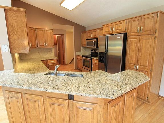 5th image of 1012 NW Irvinedale Dr