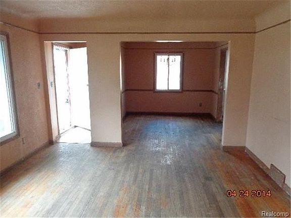 3rd image of 21300 Westhampton Ave
