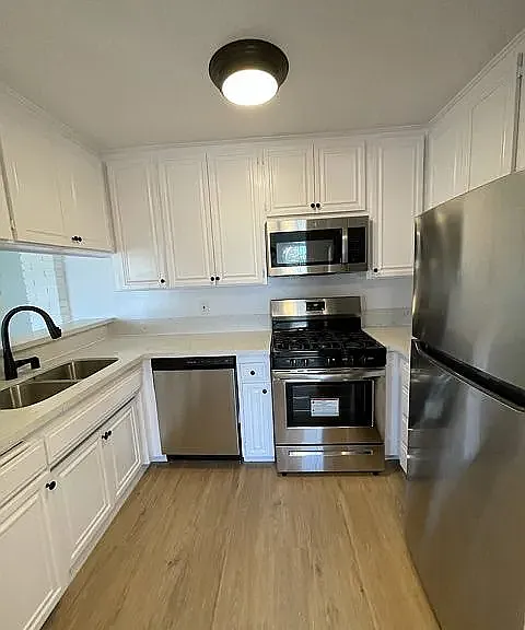 1636 S Barrington Ave #305 — Photo 8