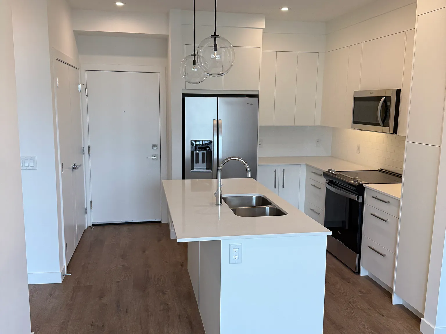 2 bed, 700 sqft, $1,550 — Photo 2
