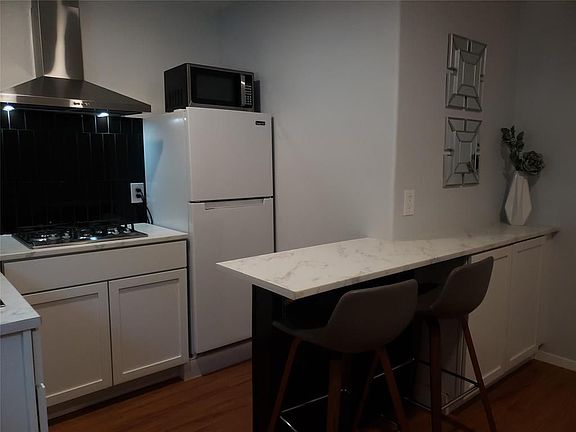 3rd image of 209 E Humble St Unit B