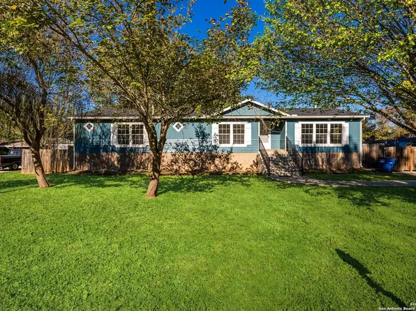212 NE Pecan Dr, McQueeney, TX 78123