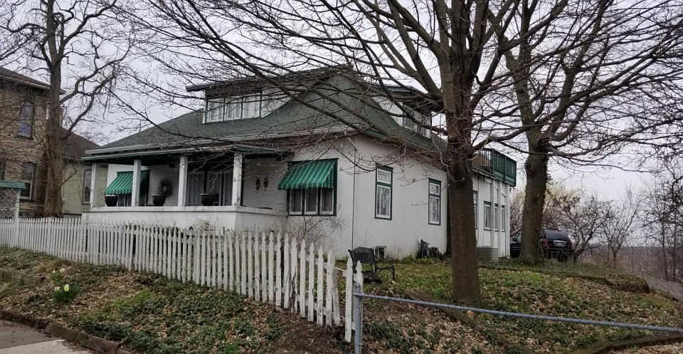 2nd image of 835 Fairview Ave NE