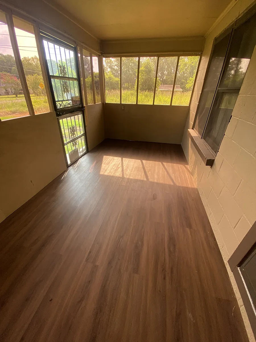 ENCLOSED FRONT PORCH - 2126 Cunard Ave #2128