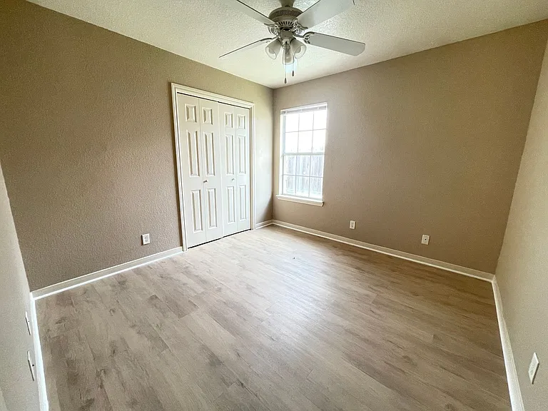 4704 John David Dr — Photo 11