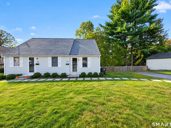 221 Meadows End Rd #219, Milford, CT 06460