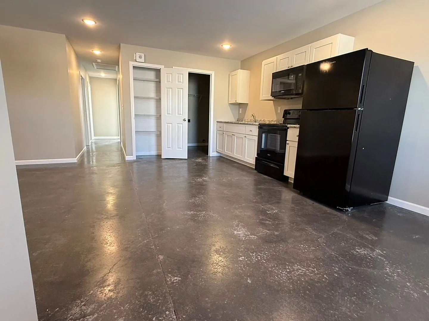 2 Bedroom 1.5 Bathroom Duplex in Fruitland, MO — Photo 4