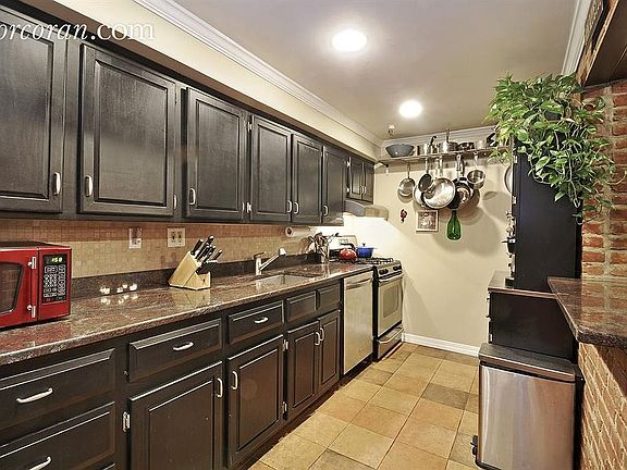 4th image of 135 Pacific St Unit Garden