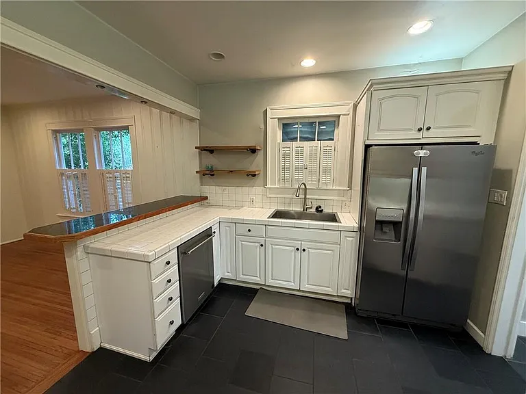 1660 Laurel St — Photo 8