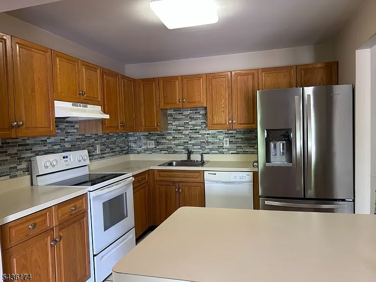 290 Potomac Dr — Photo 4