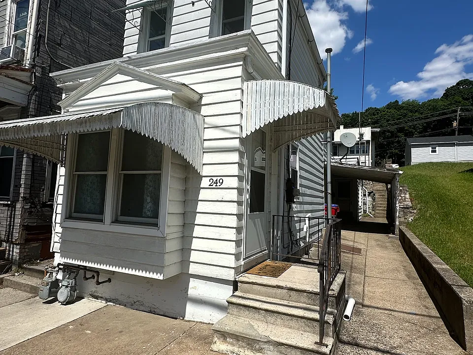 249 S 4th St
