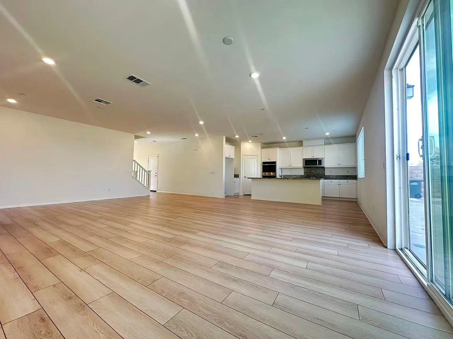 5 Bedroom home for lease in Ontario — Photo 3