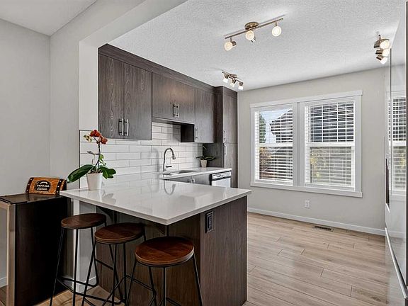 4th image of 206 W Cranbrook Sq SE