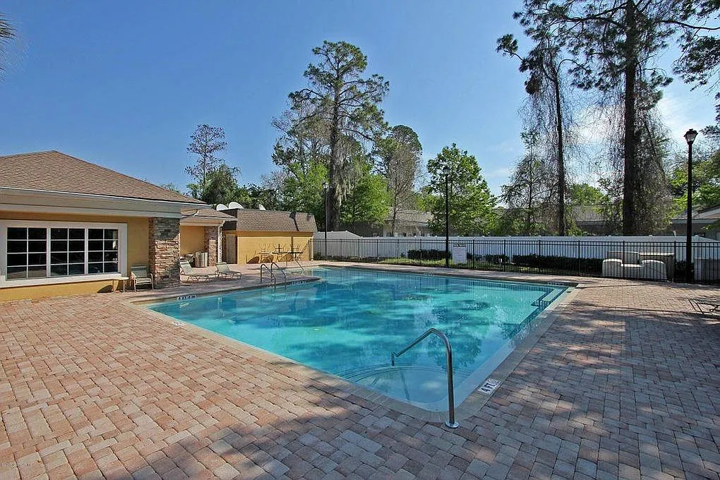 3 bed, 1354 sqft, $1,700 — Photo 2